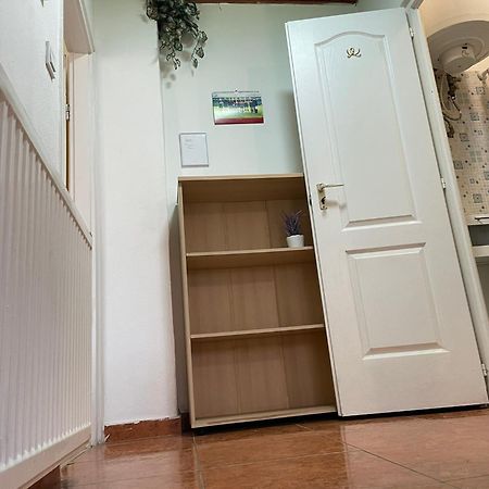 Red Locomotive Apartment Budapest Bagian luar foto