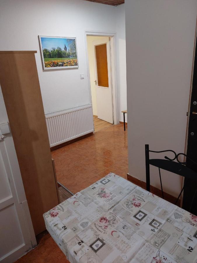 Red Locomotive Apartment Budapest Bagian luar foto