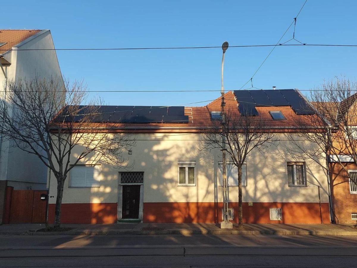 Red Locomotive Apartment Budapest Bagian luar foto