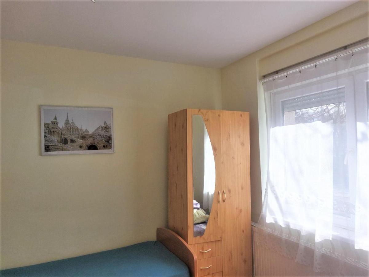 Red Locomotive Apartment Budapest Bagian luar foto