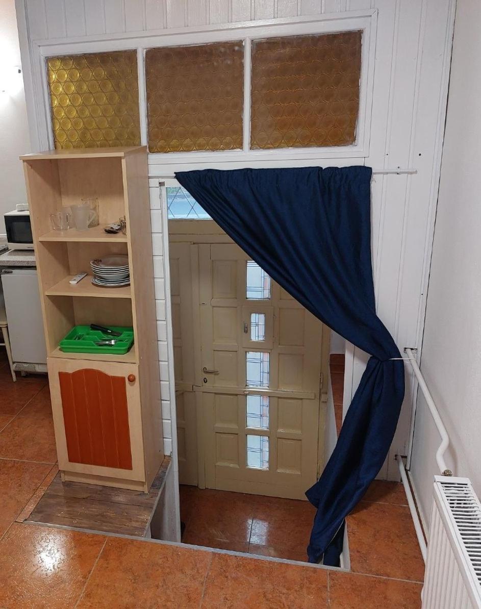 Red Locomotive Apartment Budapest Bagian luar foto