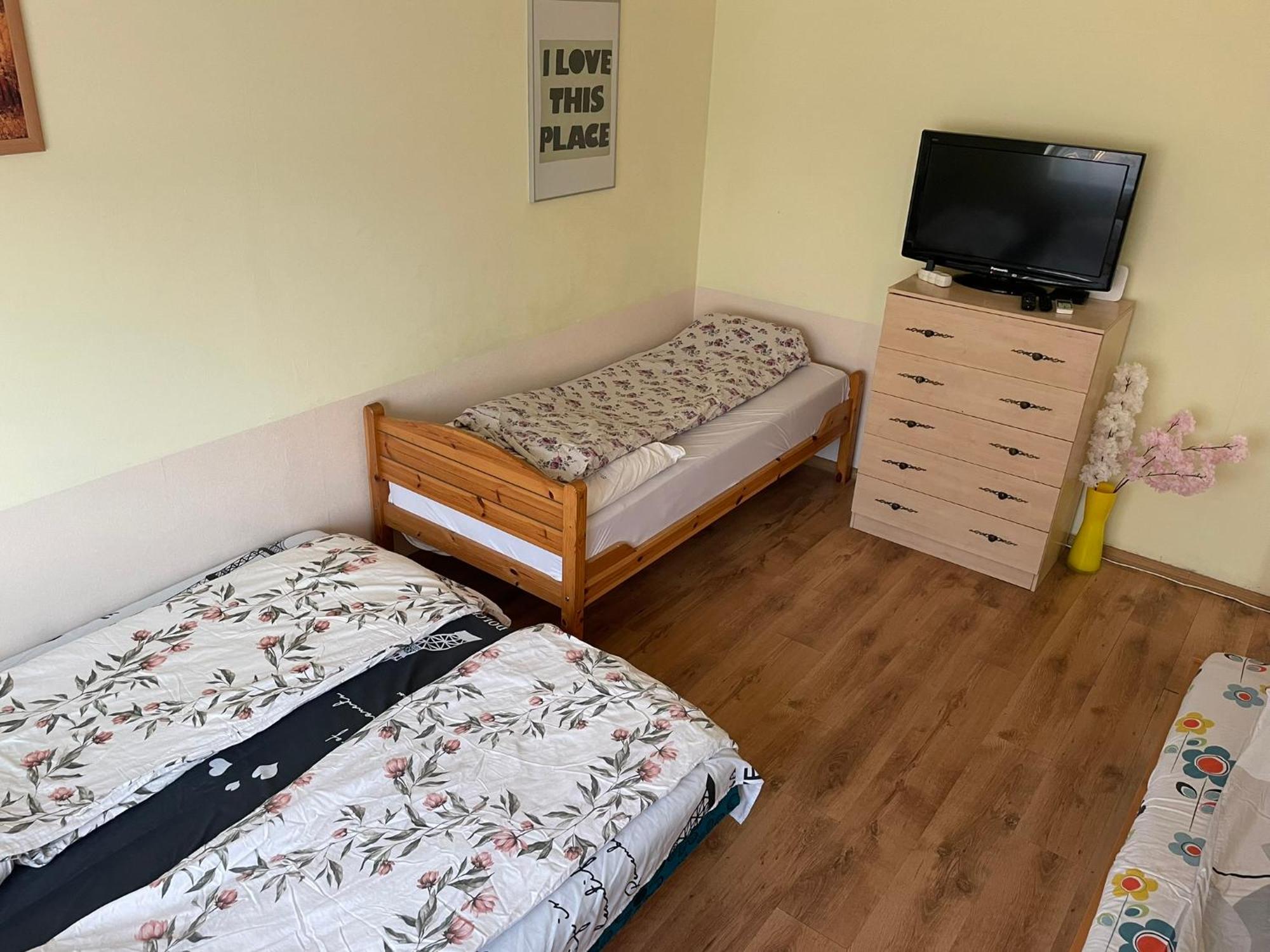 Red Locomotive Apartment Budapest Bagian luar foto