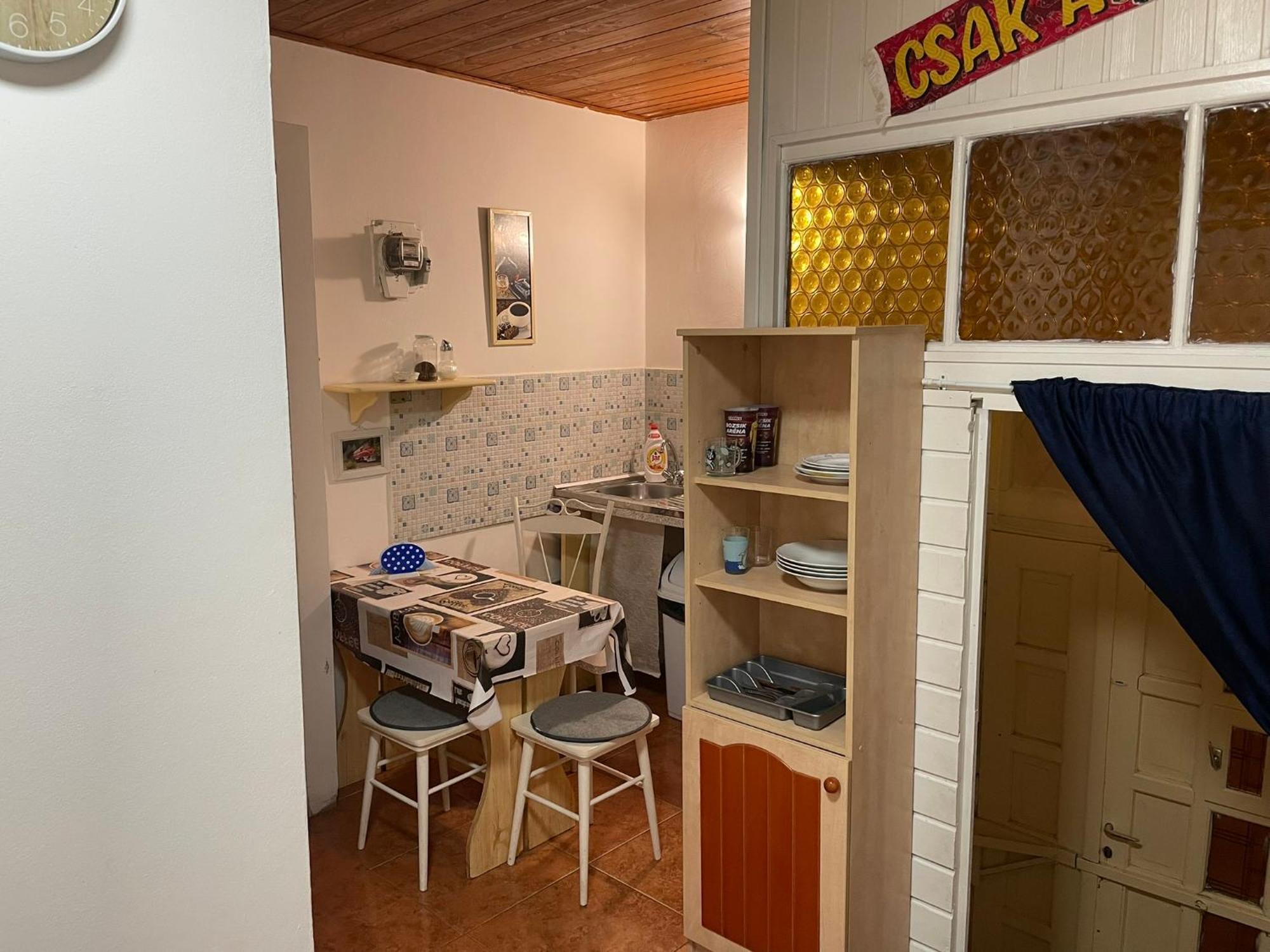 Red Locomotive Apartment Budapest Bagian luar foto
